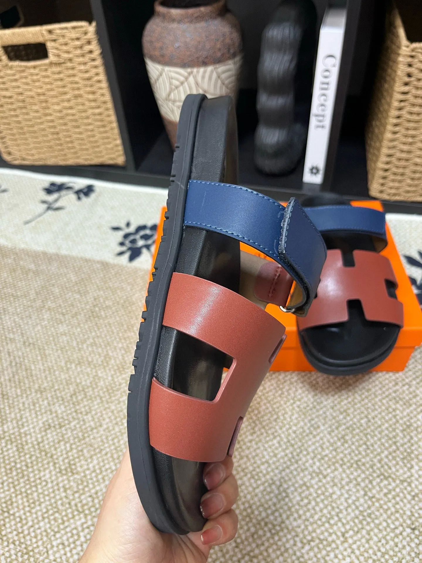 P300 Long-term stock Hermes men’s Kazimir slippers for couples - top quality woven calfskin functional sandals with intertwined uppers inspired by the “H” iconic pattern to create a casual look, perfect for summer. Imported cowhide + cowhide lining + TUP outsole Size: 35-46